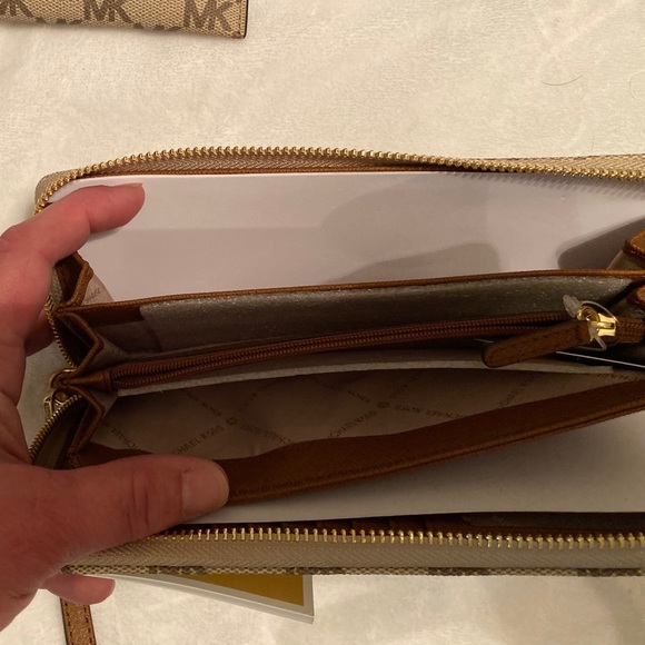 Brand new Authentic Michael Kors wallet - Picture 7 of 8